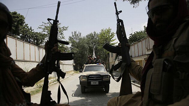 Ozbrojenci Tálibánu se přesouvají rychle v pickupech. (19. srpna 2021)