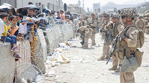 Američtí vojáci dohlížejí na pořádek na kábulském letišti. (20. srpna 2021)