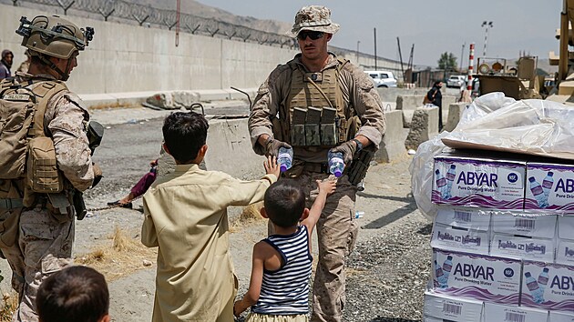 Amerit vojci poskytuj pitnou vodu afghnskm dtem ekajcch na evakuaci na kbulskm letiti. (20. srpna 2021)