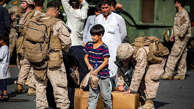 Američtí vojáci chystají evakuaci na kábulském letišti. (19. srpna 2021)