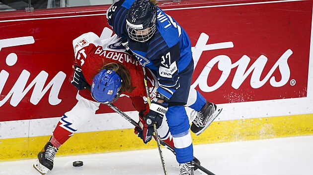 esk hokejistka Klra Hymlarov bojuje o puk s Finkou Juli Liikalaovou.