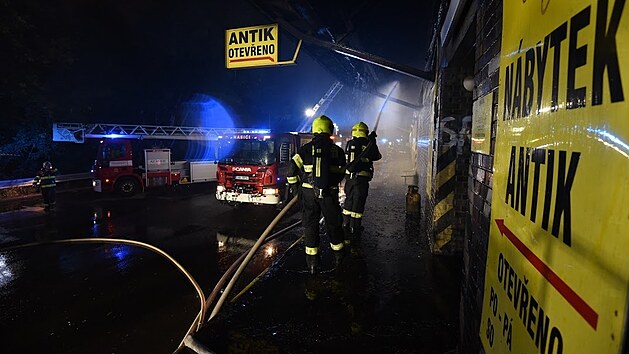 Požárem skladu s nábytkem v Praze 3. (23.8.2021)
