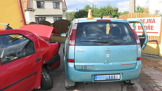 Star idi kvli silnmu zchvatu kale vyjel ze silnice a narazil do zaparkovan felicie a dacie. Druh z aut bylo odhozeno na fasdu blzkho domu.