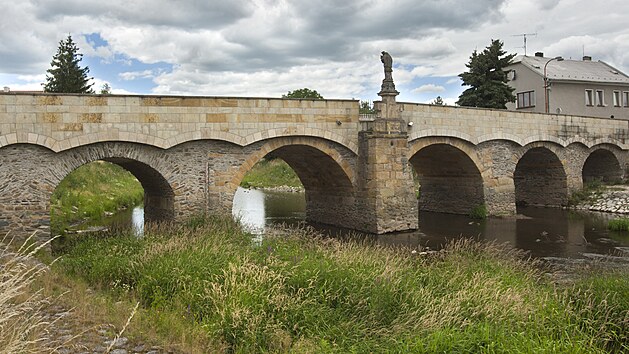 Svatojnsk most v Litovli na Olomoucku, kter je nejstarm funknm kamennm mostem na Morav a tetm nejstarm v esku.