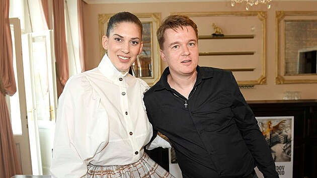 Aneta Vignerov� a Petr Kole�ko (tiskov� konference k filmu Zbo��ovan�, Karlovy Vary, 21. srpna 2021)