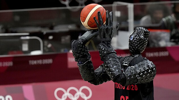 Robot-basketbalista v Tokiu ozvláštnil i přestávku finálového zápasu ženského olympijského turnaje mezi domácím Japonskem a Spojenými státy.