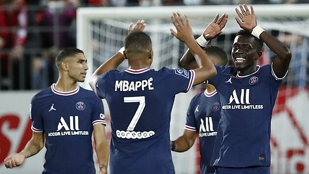 Idrissa Gueye (vpravo) a Kylian Mbapp oslavuj gl Paris St Germain.