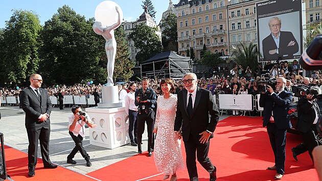 Jiří Bartoška s manželkou míří po červeném koberci do hotelu Thermal na zahájení 55. ročníku filmového festivalu (20. srpna 2021).