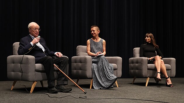 Michael Caine a reisrka Lina Roesslerov (vpravo) pedstavuj svj snmek Bestsellery (21. srpna 2021).