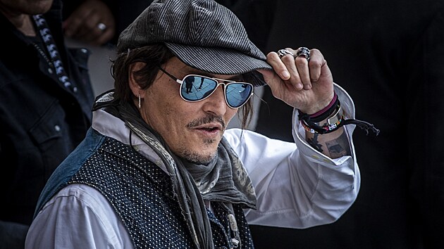 Johnny Depp přichází do Městského divadla, kde následně uvedl snímek Minamata (28. srpna 2021).