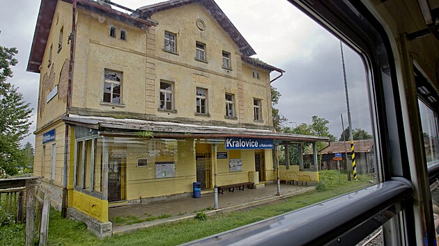 Nádraží v Kralovicích na lokálce Rakovník - Mladotice. Nově mají vlaky jezdit po této trati jen o víkendech a v době letního času. (24. 8. 2021)