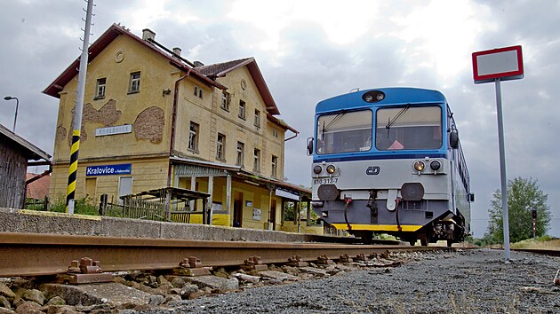 Ndra v Kralovicch na loklce Rakovnk - Mladotice. Nov maj vlaky jezdit po tto trati jen o vkendech a v dob letnho asu. (24. 8. 2021)