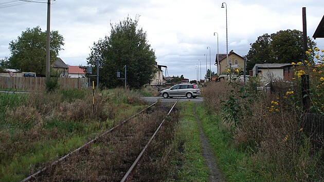 Trať mezi Kralovicemi a Mladoticemi je od roku 1997 ve výluce. Koleje jsou částečně ukradené, nebo zalité asfaltem.