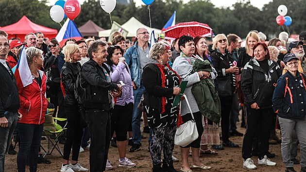 Na pražské Letné shromáždili příznivci strany Volný blok na akci nazvané Festival svobody. Účastníci mimo jiné vyjadřují nesouhlas s vládními omezeními kvůli covidu-19 a s očkováním (28. srpna 2021).