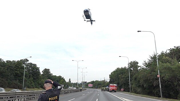 Nehoda na Jižní spojce v Praze, při které se zranil řidič osobního auta. (29. 8. 2021)