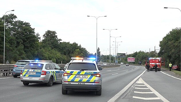 Nehoda na Jižní spojce v Praze, při které se zranil řidič osobního auta. (29. 8. 2021)