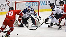 David Ostíek (vlevo) z Olomouce ohrouje branku Vítkovic, kterou hájí Ale...
