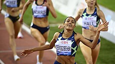 Freweyni Gebreezibeherová z Etiopie v cíli závodu na 1500 metr na mítinku...