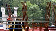 Stavba lávky pro p�í p�es koleji�t� nádra�í v Chebu.