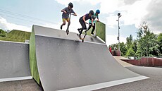 Ostrovský skatepark zaal po rekonstrukci opt slouit mladým jezdcm.