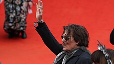 Johnny Depp na �erveném koberci v Karlových Varech. (26. srpna 2021)