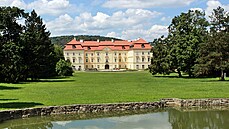 Z parku zámek p�sobí, jako by byl zcela ve volné p�írod�. M�sto se schovává...