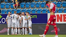 Fotbalisté Slovácka se radují z gólu proti Pardubicím.