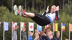 Markéta Davidová se svým týmem oslavuje stíbrnou medaili ze sprintu na...