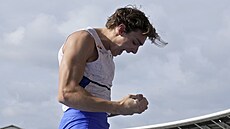 �védský ty�ka� Armand Duplantis po úsp�ném pokusu na 596 cm na mítinku...