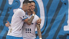 Ostravský Jií Fleiman (vpravo) oslavuje svj gól se spoluhráem Filipem...