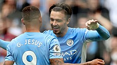 Jack Grealish se d�lí o radost ze svého gólu se spoluhrá�em Gabrielem Jesusem.