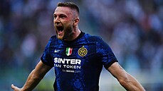 Milan kriniar slaví první gól Interu Milán v utkání proti Janovu, který sám...