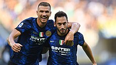 Dvě nové posily Interu spolu oslavují druhou branku Interu. Trefil se Hakan...