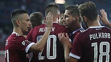 Fotbalisté Sparty se radují z branky, kterou vst�elil Adam Hlo�ek (20,...