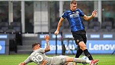 Edin Deko z Interu Milán si snaí proklestit cestu pes bránícího Laurense...