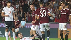 T�etí branku Sparty p�idává z dorá�ky Mat�j Polidar (t�etí rudý dres zprava).