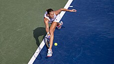 Karolína Plíková se natahuje po míku v semifinále tenisového turnaje v...