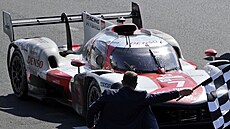 Slavný vytrvalostní závod 24 hodin Le Mans potvrté za sebou vyhrála Toyota....