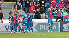 Fotbalisté plzeňské Viktorie se radují z gólu Tomáše Chorého (vpravo).