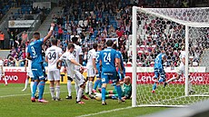 Filip Kaša (35) dává hlavou druhý gól Plzně.