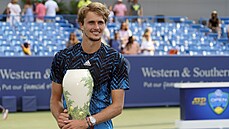 Nmecký tenista Alexander Zverev se usmívá s trofejí za vítzství na turnaji v...