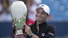 Australsk tenistka Asheligh Bartyov se ken s trofej pro vtzku enskho...
