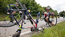 Jeden ze závodník eí lehí defekt bhem LEtape Czech Republic by Tour de...