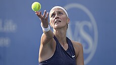 Petra Kvitová podává v osmifinále turnaje v Cincinnati.