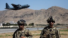 Američtí vojáci střeží kábulské letiště v Afghánistánu. Bombové útoky urychlily...