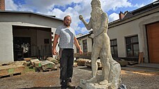 Restaurátor Tomá� Skalík se sochou Neptuna z ka�ny ve Fren�tát� pod Radho�t�m...