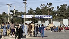 Afghánci sledují dění u letiště v Kábulu. (20. srpna 2021)
