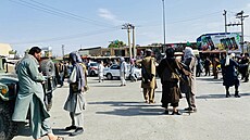 Tálibánci drží stráž u letiště v Kábulu, kam se snaží dostat stovky lidí. (20....