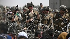 Američtí vojáci dohlížejí na provoz letiště v Kábulu. (20. srpna 2021)
