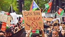 Britští Afghánci v Londýně protestují proti Tálibánu, který ovládl Afghánistán....